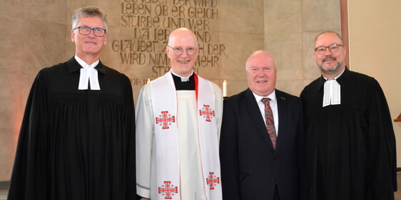 Klaus Salscheider (3. von links) im Gottesdienst mit Pfarrer Uwe Brühl, dem katholischen Pastor Patrick Schell und Superintendent Dr. Christof Grote (Foto: Wolfgang Teipel)