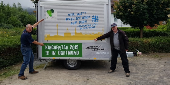 Klaus Salscheider (r.), Leiter des Kinder- und Jugendreferates des Ev. Kirchenkreises Lüdenscheid-Plettenberg, und Stefan Schick waren in der Vergangenheit mit der 'Bude' im Kirchenkreis vielfältig im Einsatz. Nun kommt die Bude nach ihren Einsätzen am 16. Februar nach Dortmund (Foto: EKKLP)