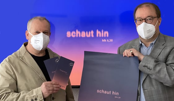 Dr. Christof Grote (rechts), Superintendent des Ev. Kirchenkreises Lüdenscheid-Plettenberg, und Stefan Schick, Kirchentagsbauftragter des Kirchenkreises, freuen sich auf den 3. Ökumenischen Kirchentag, der diesmal rein digital stattfinden wird (Foto: EKKLP)