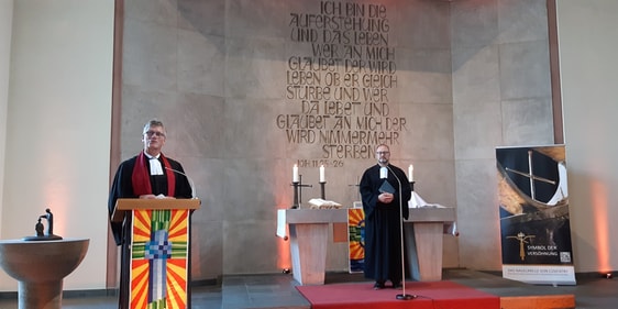 Pfarrer Dr. Christof Grote (r.), Superintendent des Ev. Kirchenkreises Lüdenscheid-Plettenberg und Pfarrer Uwe Brühl, aus der Ev. Kirchengemeinde Eiringhausen, gestalteten den Festgottesdienst mit. (Foto: EKKLP)