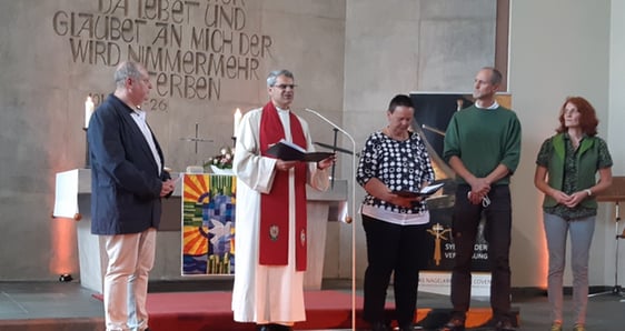 Der Vorsitzende der deutschen Nagelkreuzgemeinschaft, OKR Dr. Oliver Schuegraf (2.v.l.) überreichte ein Wandernagelkreuz an den Ev. Kirchenkreis, hier stellvertretend Britta Däumer (Mitte) und Stefan Schick (l.). Anschließend wurde das Wandernagelkreuz an Maike und Andreas Moos (r.) aus der Kreuzkirche Lüdenscheid für ein Jahr weitergereicht (Foto: EKKLP)