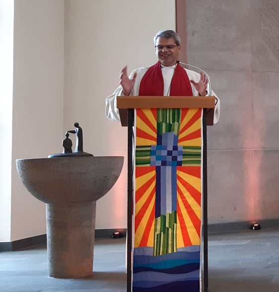 OKR Dr. Oliver Schuegraf hielt die Predigt im Festgottesdienst (Foto: EKKLP)