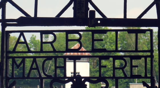 »Arbeit macht frei« - diese Aufschrift ließ die Führung des Nationalsozialismus in die Eingangstore einiger Konzentrationslager einsetzen – so auch in Dachau. Ein grenzenloser Zynismus der NS-Diktatur den jüdischen Gefangenen gegenüber (Foto: EKKLP / Schick)