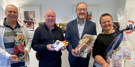 Klaus Salscheider (2.v.l.) – hier bei der Feier seines 40-jährigen Dienstjubiläums – wird am 22. September im Rahmen eines festlichen Gottesdienstes in den Ruhestand verabschiedet (Foto: EKKLP)